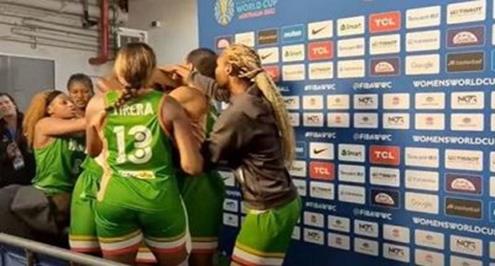 مشهد مؤسف.. شجار ولكمات بين لاعبات مالي لكرة السلة بعد الخسارة أمام صربيا في كأس العالم (فيديو)